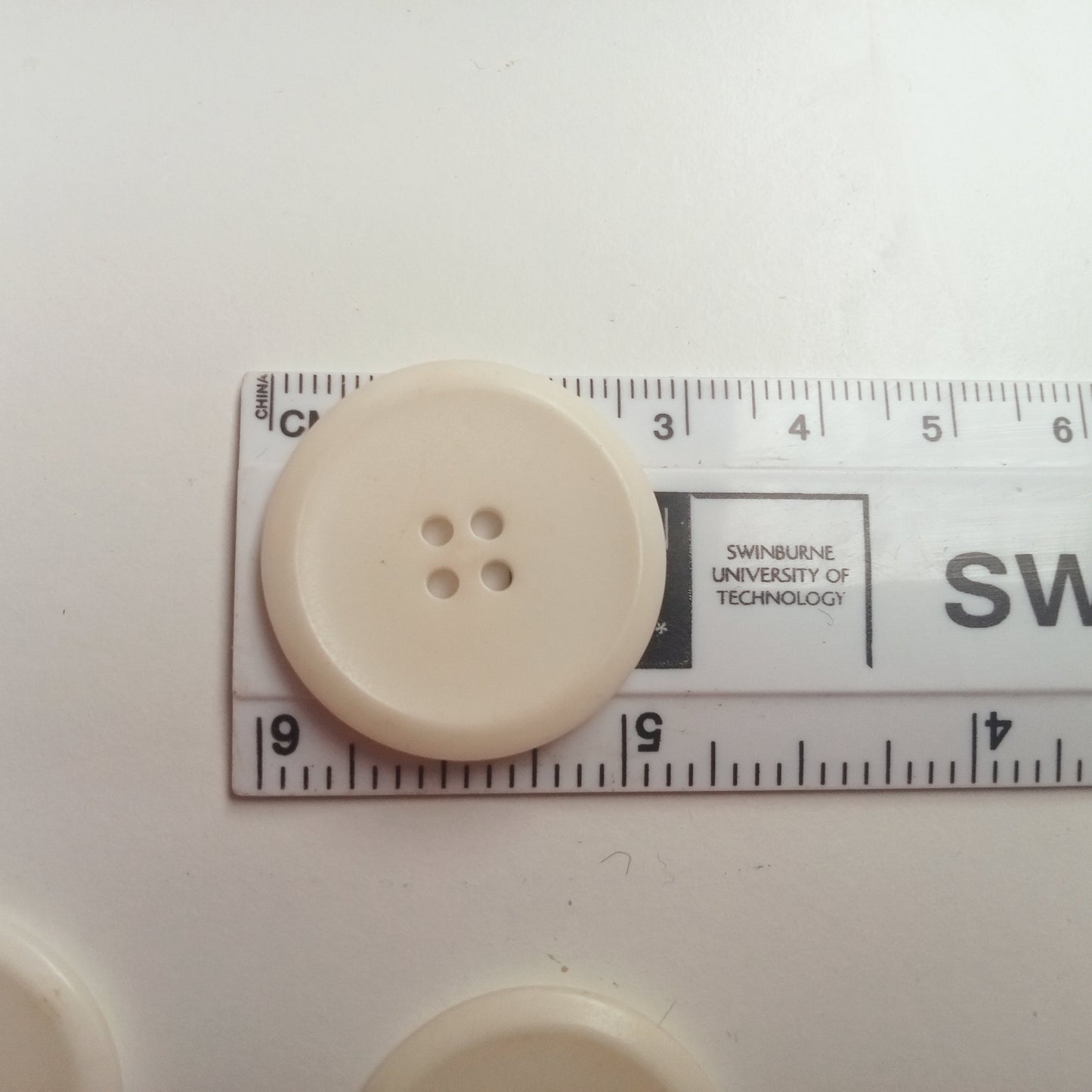 3.0cm ecru resin buttons
