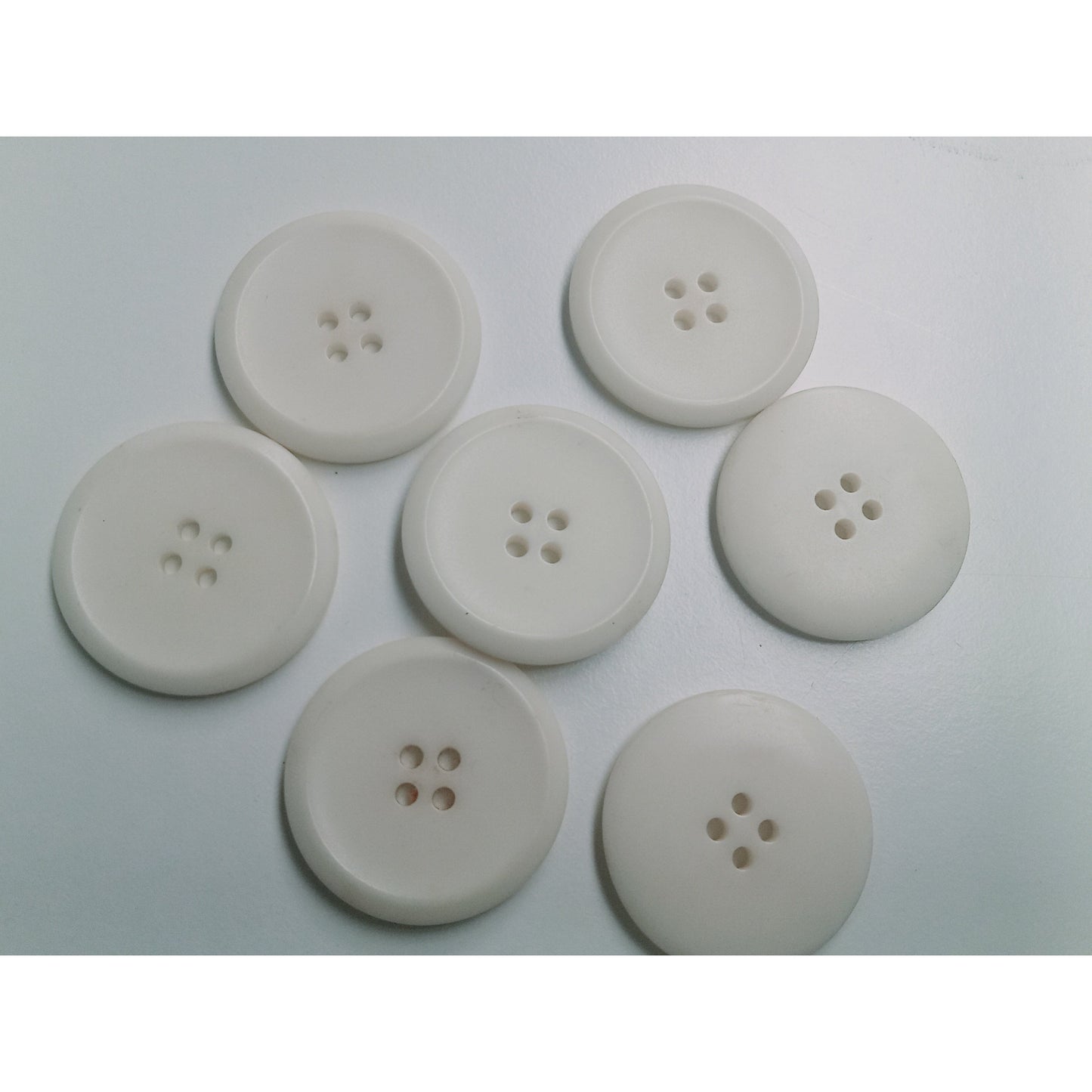 3.0cm ecru resin buttons