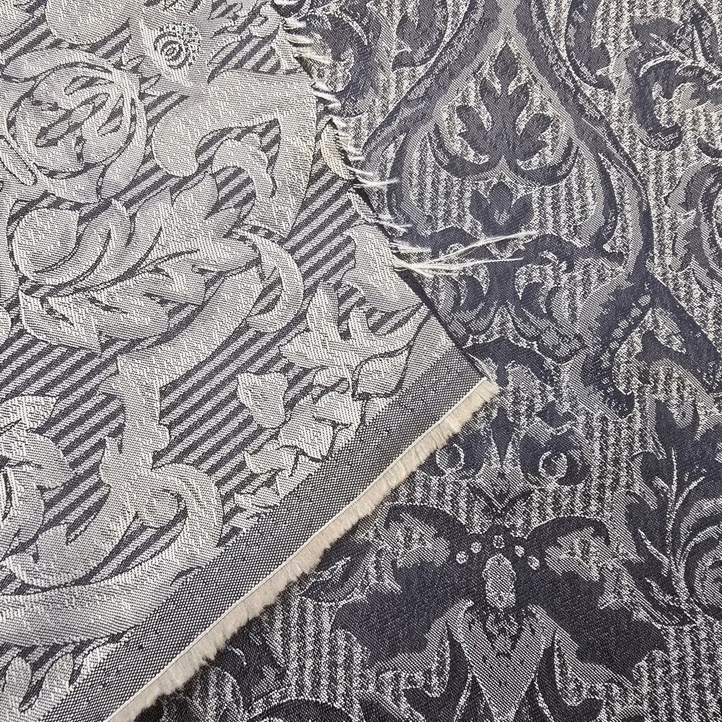 Jacquard fleurdelis woven fabric - 1mtr
