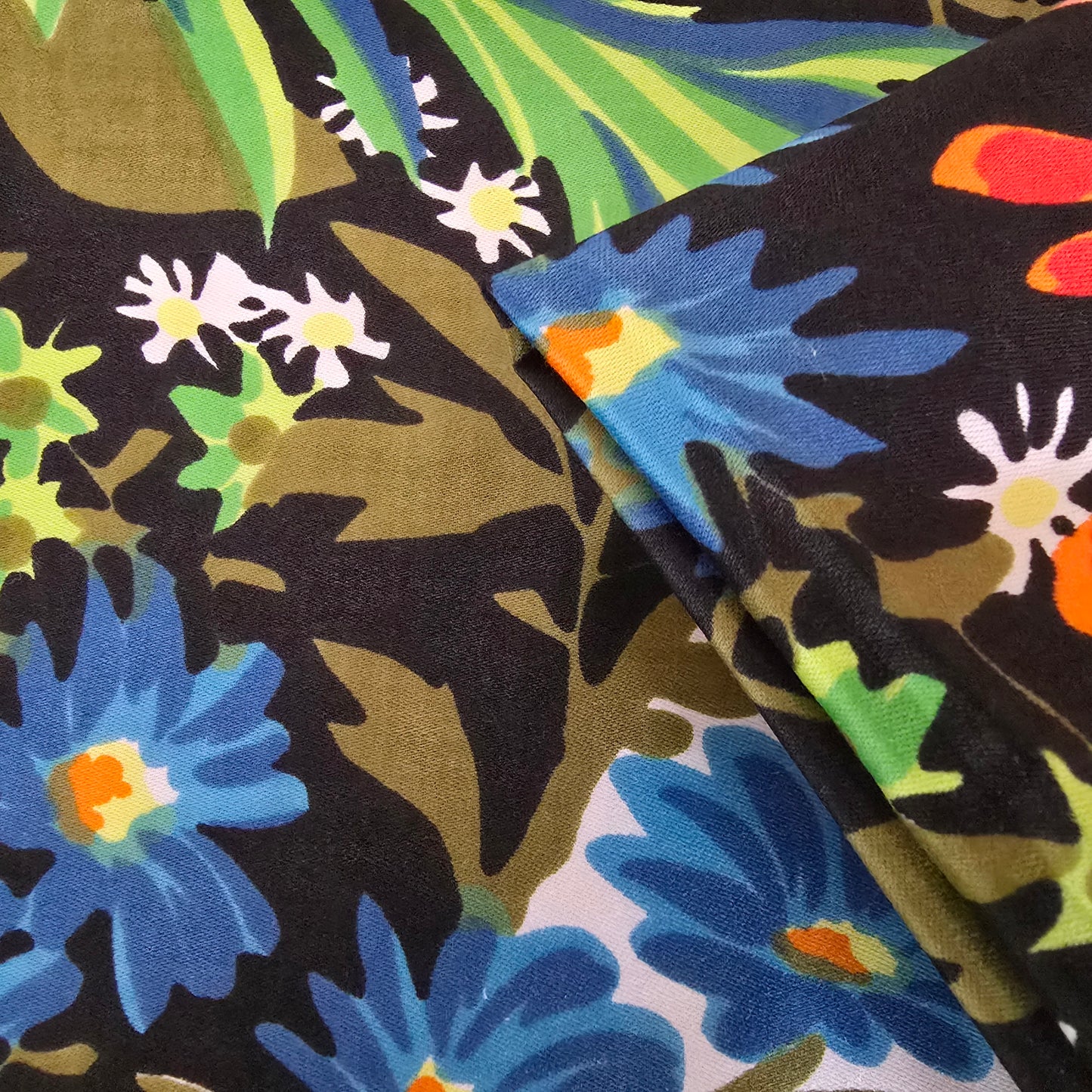 Floral printed woven polished cotton 1.10mtrs