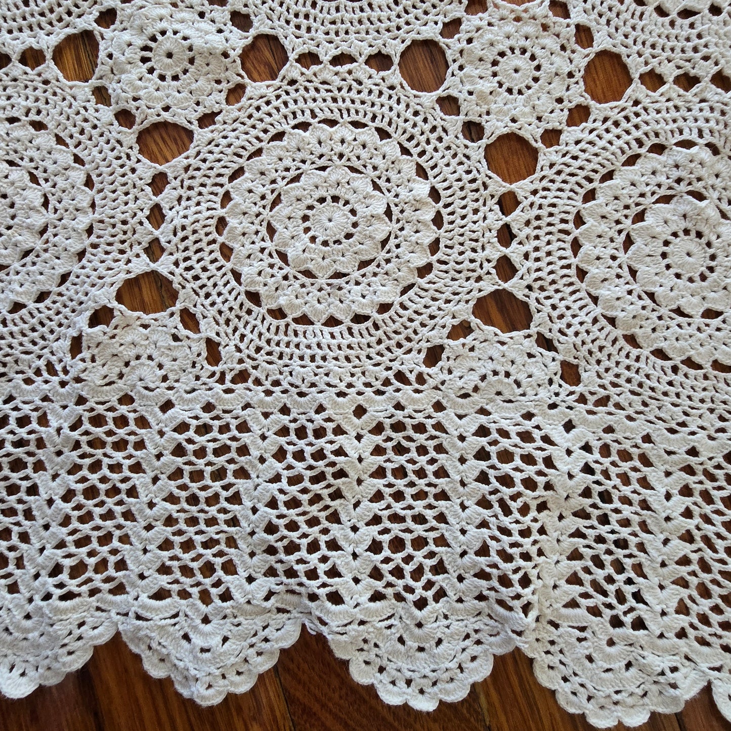 Lace table cloth - 90cm x 90cm