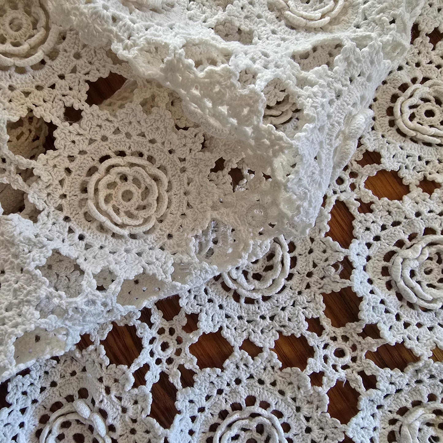 Irish rosettes - crochet table cloth