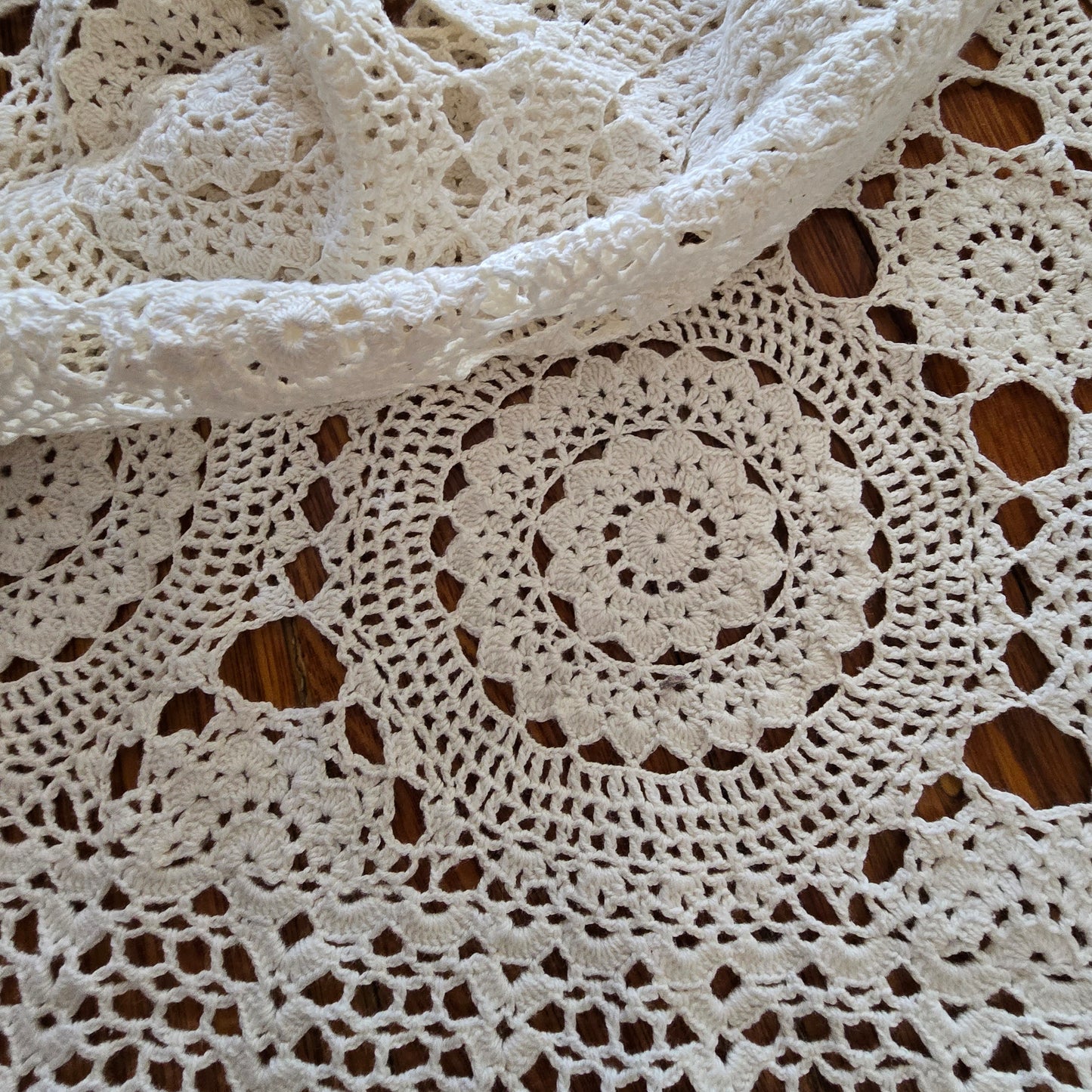 Lace table cloth - 90cm x 90cm