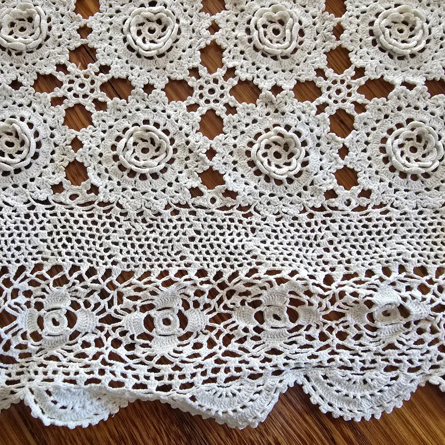 Irish rosettes - crochet table cloth
