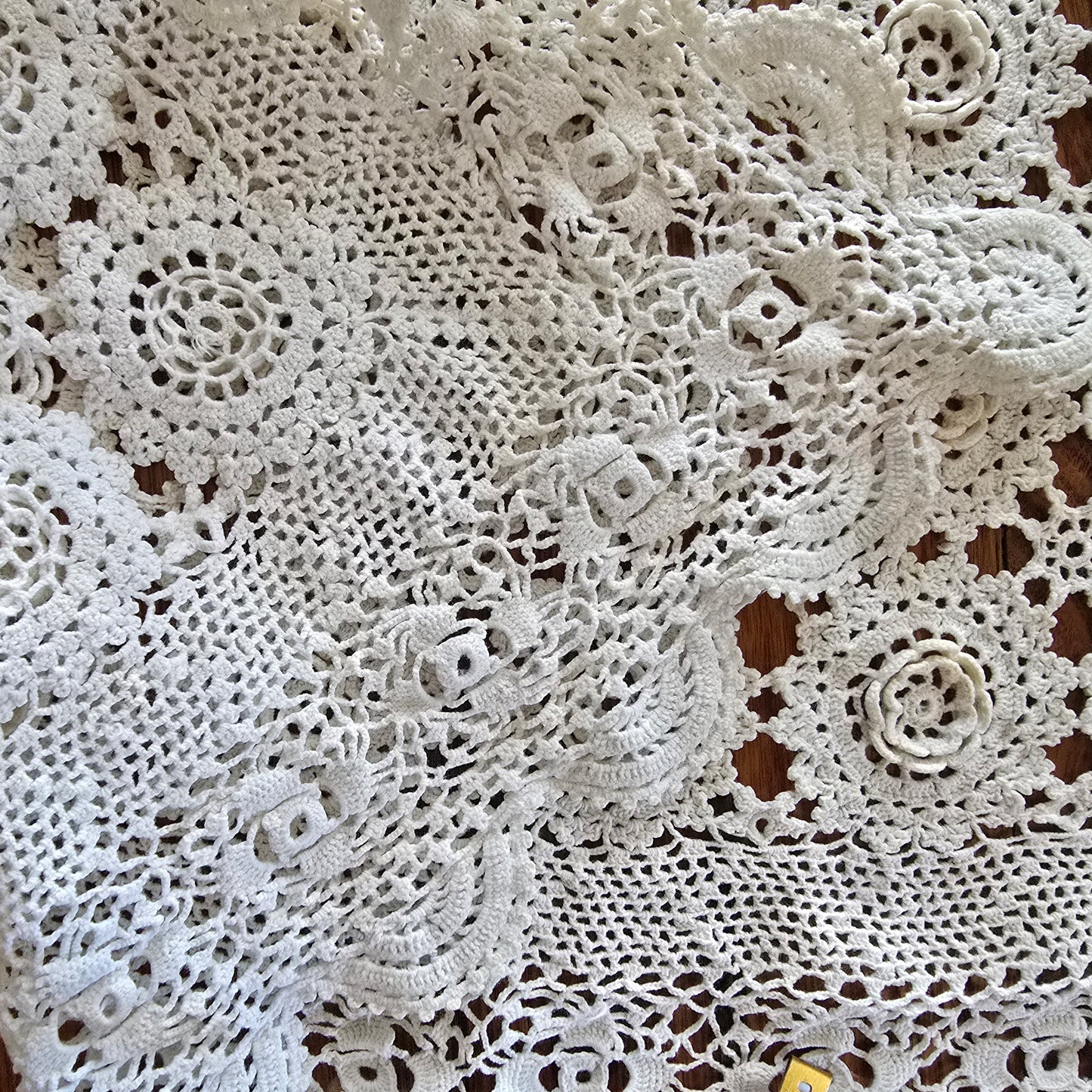 Irish rosettes - crochet table cloth